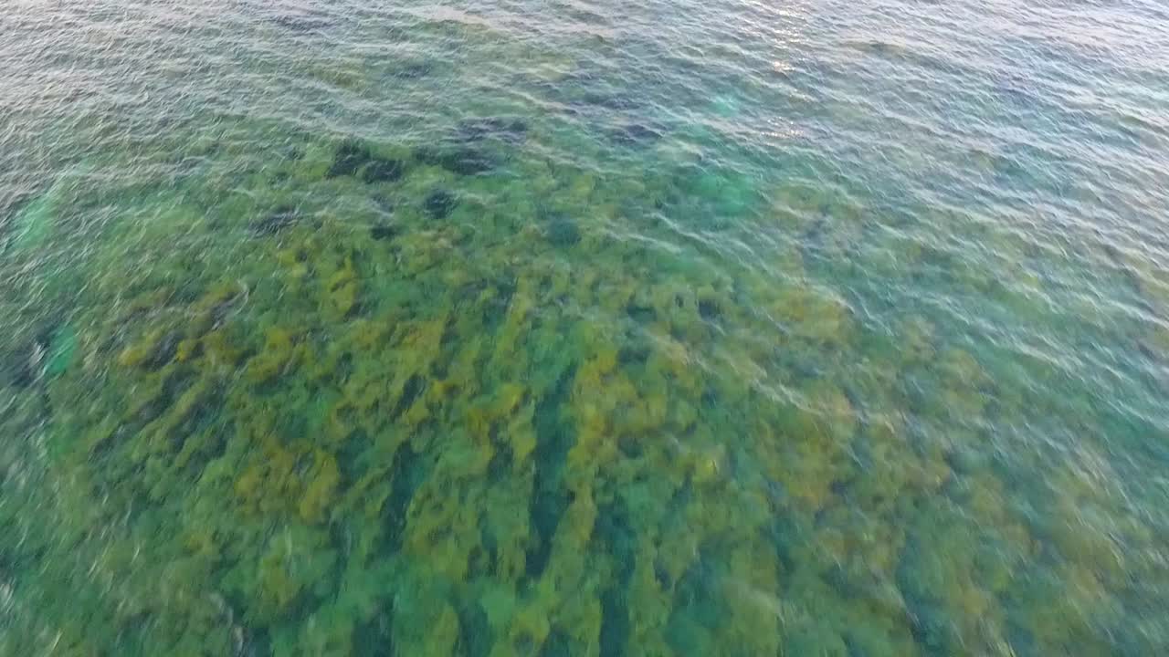 지중해를 스쳐가는 공중 드론 영상