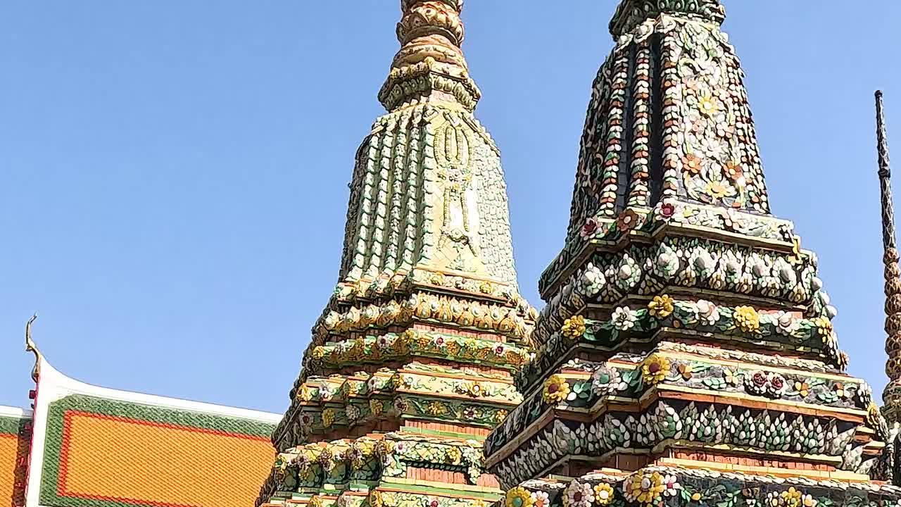 은 파란 하늘 아래의 다채로운 파고다