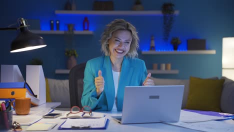 Mujer-Trabajadora-De-Oficina-En-Casa-Aplaudiendo-Lo-Que-Ve-En-La-Computadora-Portátil.