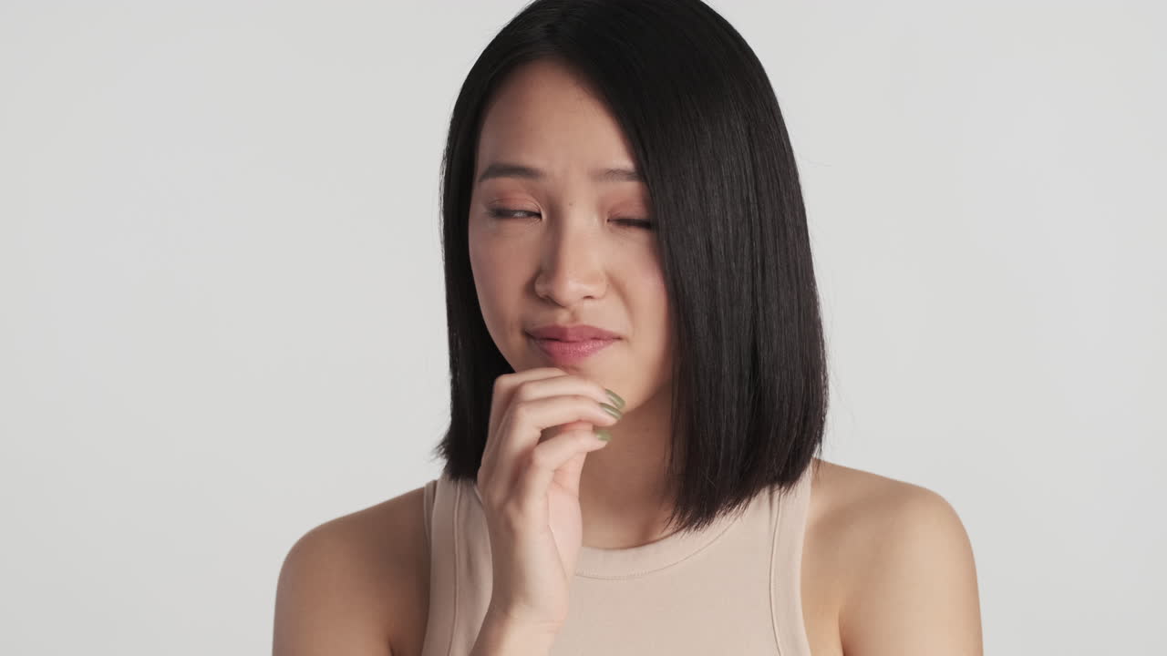 アジアの女性がカメラに ひどく見える