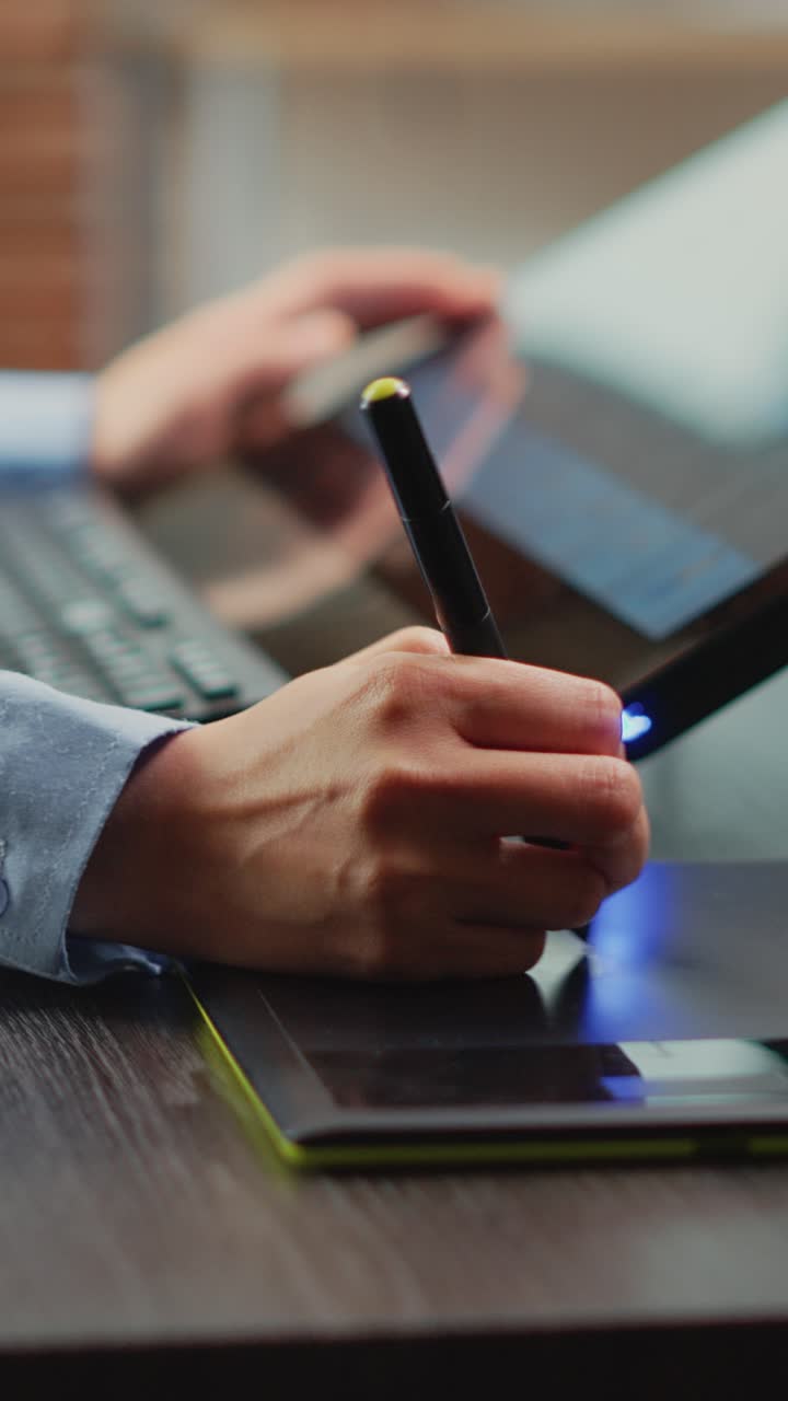 Vertikal video: Kvindelig fotograf arbejder som retouche med tablet og stylus pen