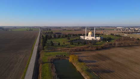 Beautiful-mosque-in-middle-of-nowhere-in-Perrysburg,-Ohio,-USA,-aerial-view