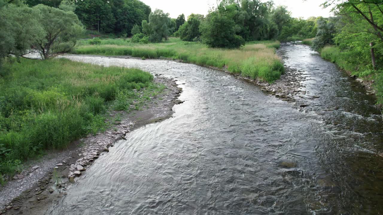 Flyver tæt på Riverwood River