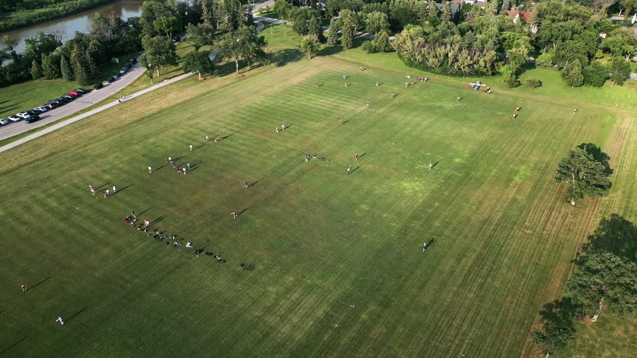 여름 공원에서 궁극적인 프리스비 게임을 하는 사람들의 정적 드론