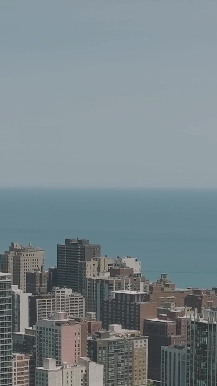 Vista do horizonte de Chicago de cima, com um lago calmo no plano de fundo