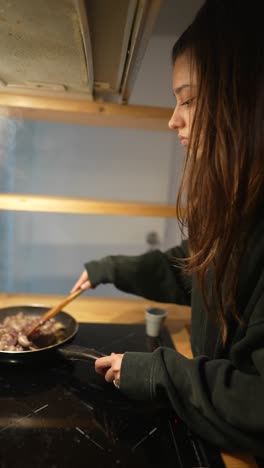 mujer cocinando la cena en la cocina