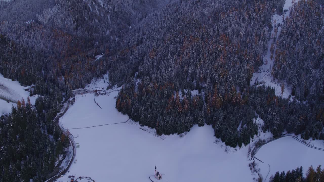 Ośnieżone Dolomity i Kościół św. Jana otoczone jesiennymi barwami, Val di Funes, Włochy