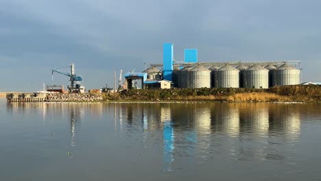 Paisaje-De-Silo-De-La-Industria-Almacenamiento-De-Granos-A-Granel-Cerca-De-La-Playa-Del-Mar-Puerto-Marítimo-Costa-Envío-En-La-Bahía-Del-Puerto-De-Anzali-El-Paisaje-Marino-De-Vista-Amplia-Vida-Urbana-Panorámica-Economía-Y-Complemento-Alimenticio-Cáucaso