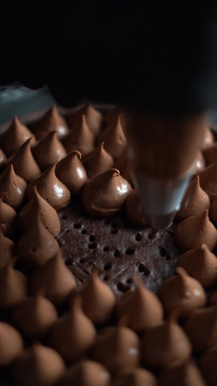 Guarnire con crema al cioccolato una base per dessert al cioccolato