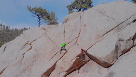 escaladores en la ladera de una colina en boulder colorado