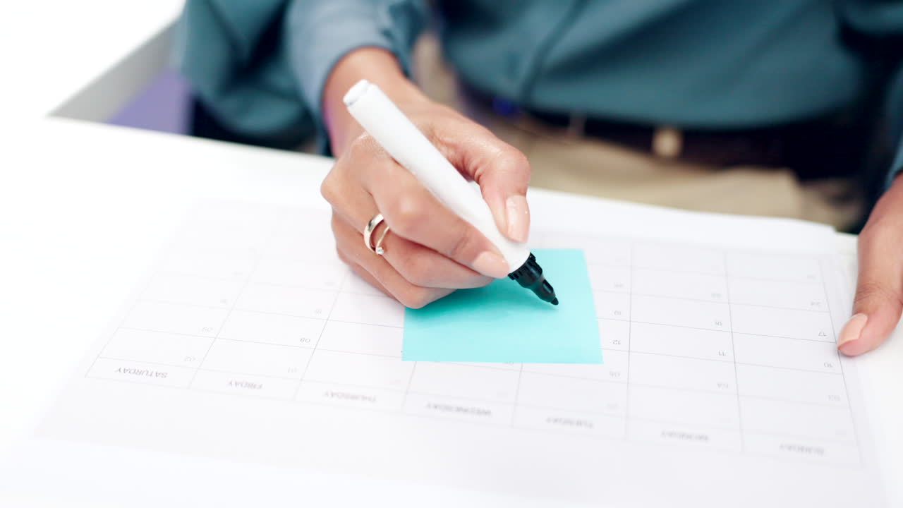 recordatorio, escrito y persona con notas para el impuesto