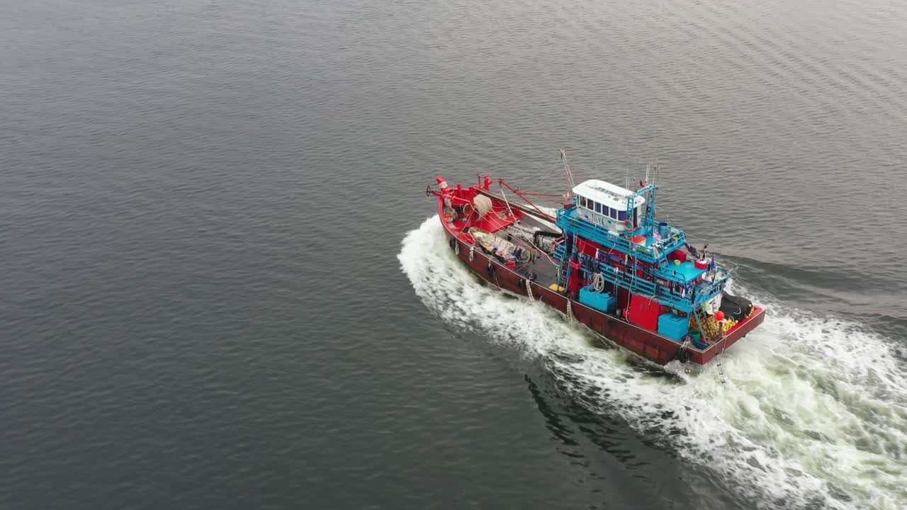 아침 낚시를 위해 바다에 나가는 어부, 공중 드론은 물 표면, 루무트, 만중, 페락, 말레이시아