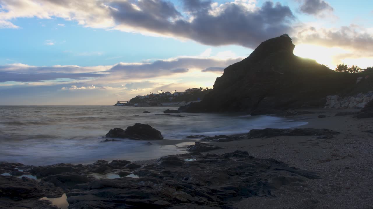 timelapse de larga exposición en playa peñón del cura, sur de españa