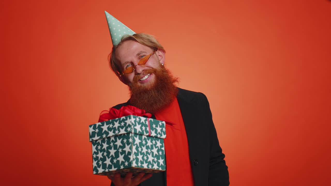 웃는 남자가 생일 선물 상자를 선물합니다. 손을 펴고, 포장된 선물을 제공합니다. 경력 보너스.