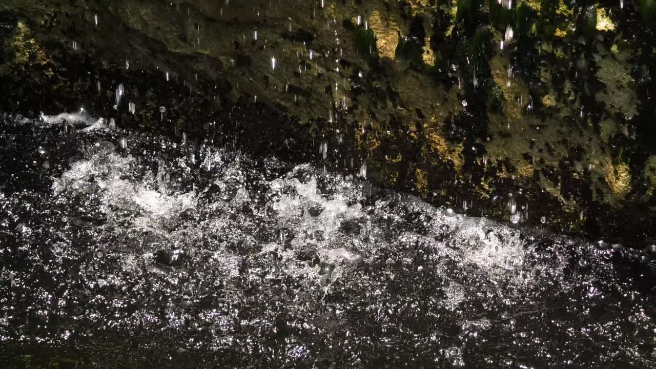 바위 위로 떨어지는 물