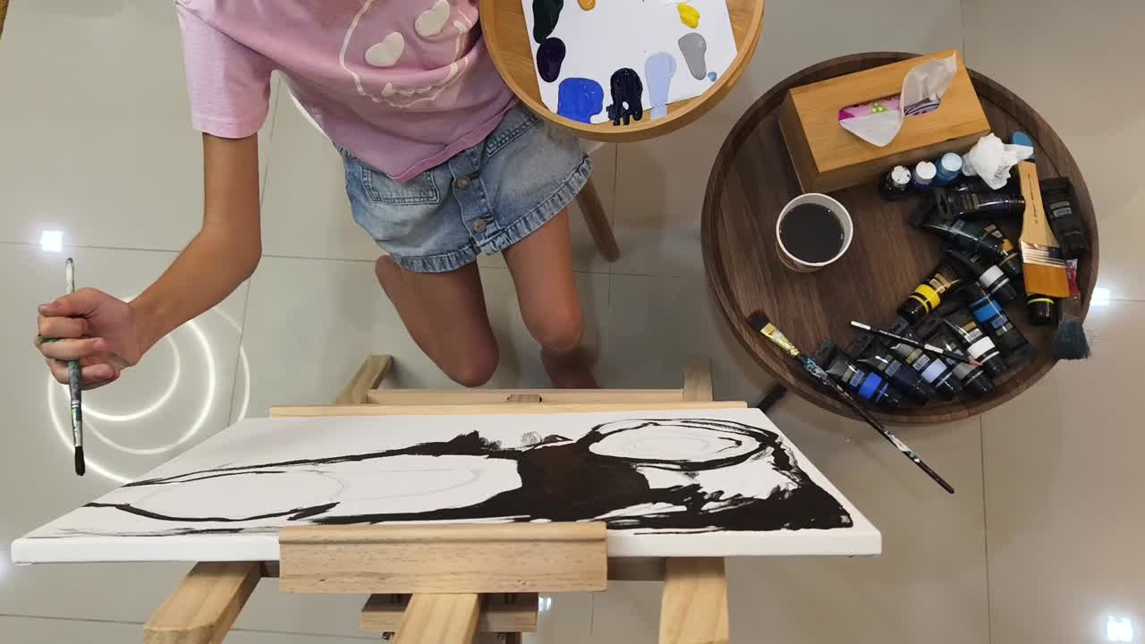 캔버스에 그림을 그리는 소녀