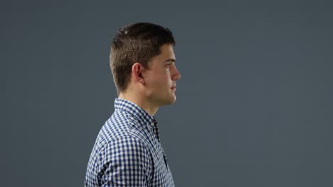 un joven con una camisa