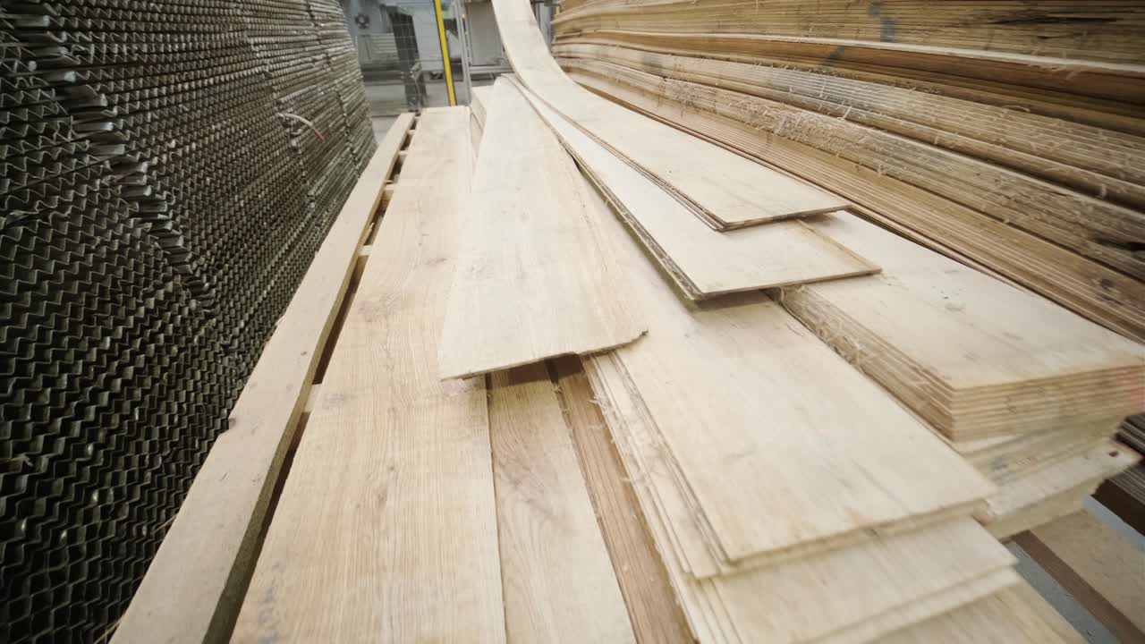 Impilamento automatizzato di tavole di legno in una fabbrica di lavorazione del legname