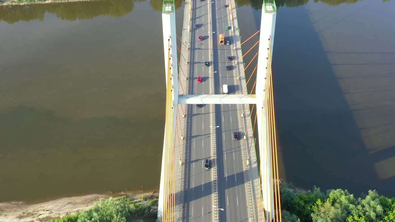 공중 드론 비행 하향식 고속도로 바쁜 도시 러시아워 교통 체증 고속도로