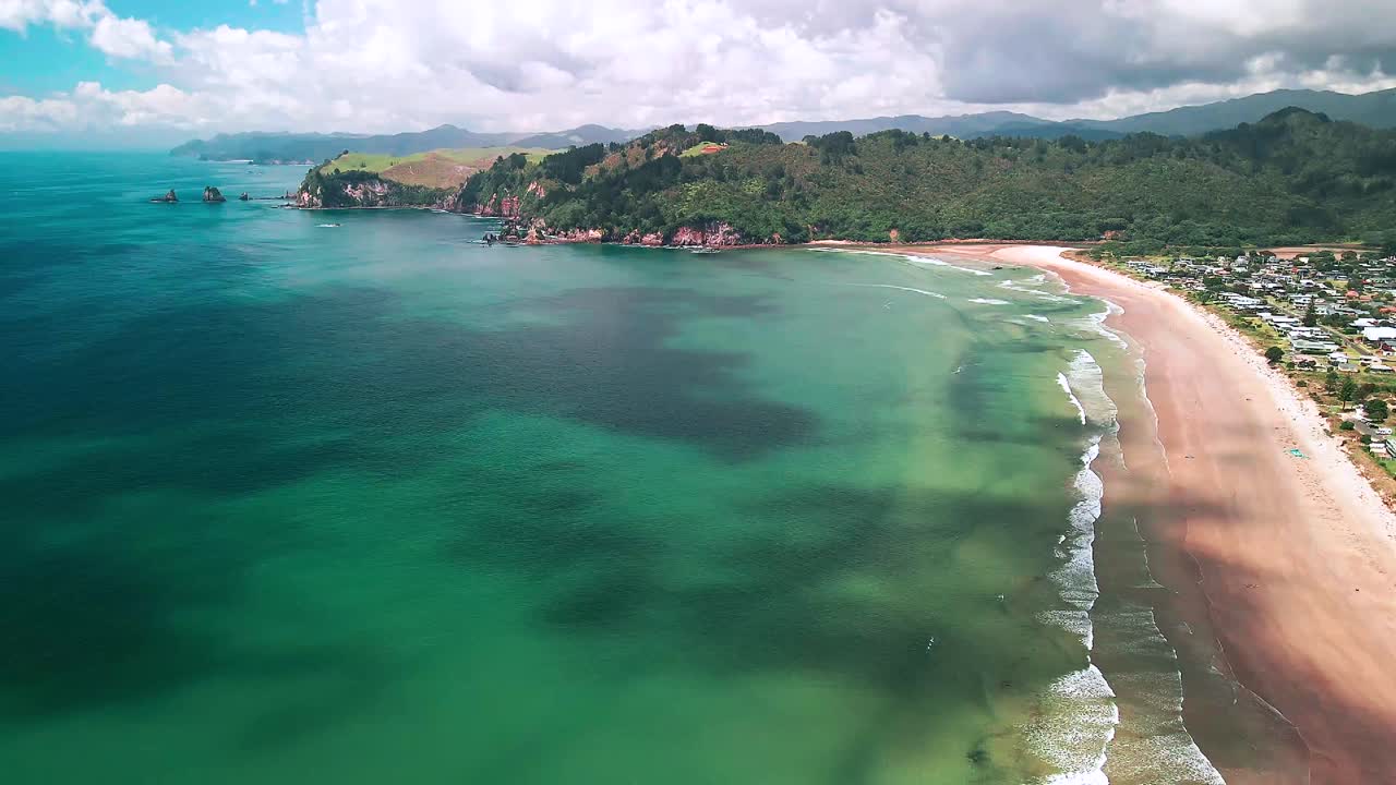 reflexiones nubladas rodando sobre whangamata en la costa este de nueva zelanda
