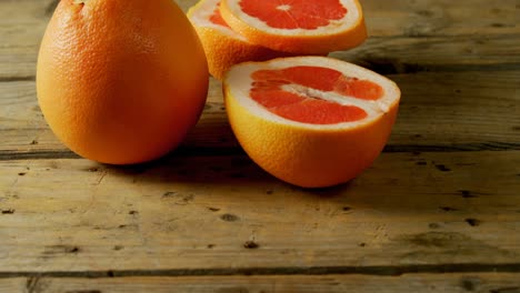 pomelo en una mesa de madera 4k