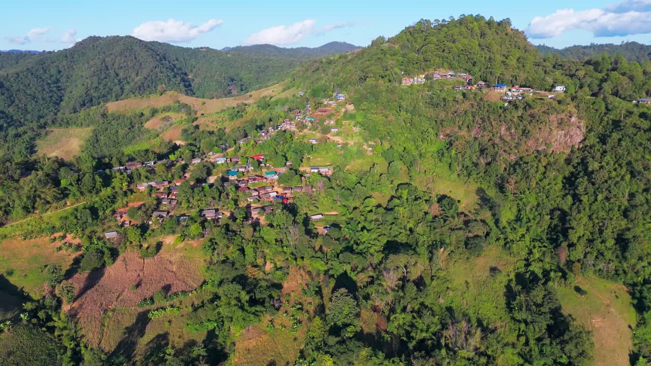 el norte de tailandia, la provincia de mae hong son. impresionantes imágenes aéreas de drones en las montañas.