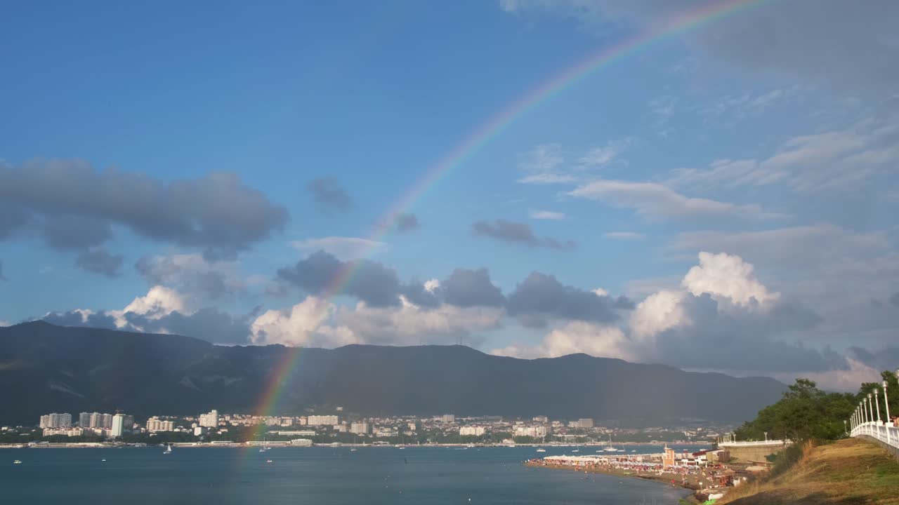 arco iris sobre la ciudad y la playa