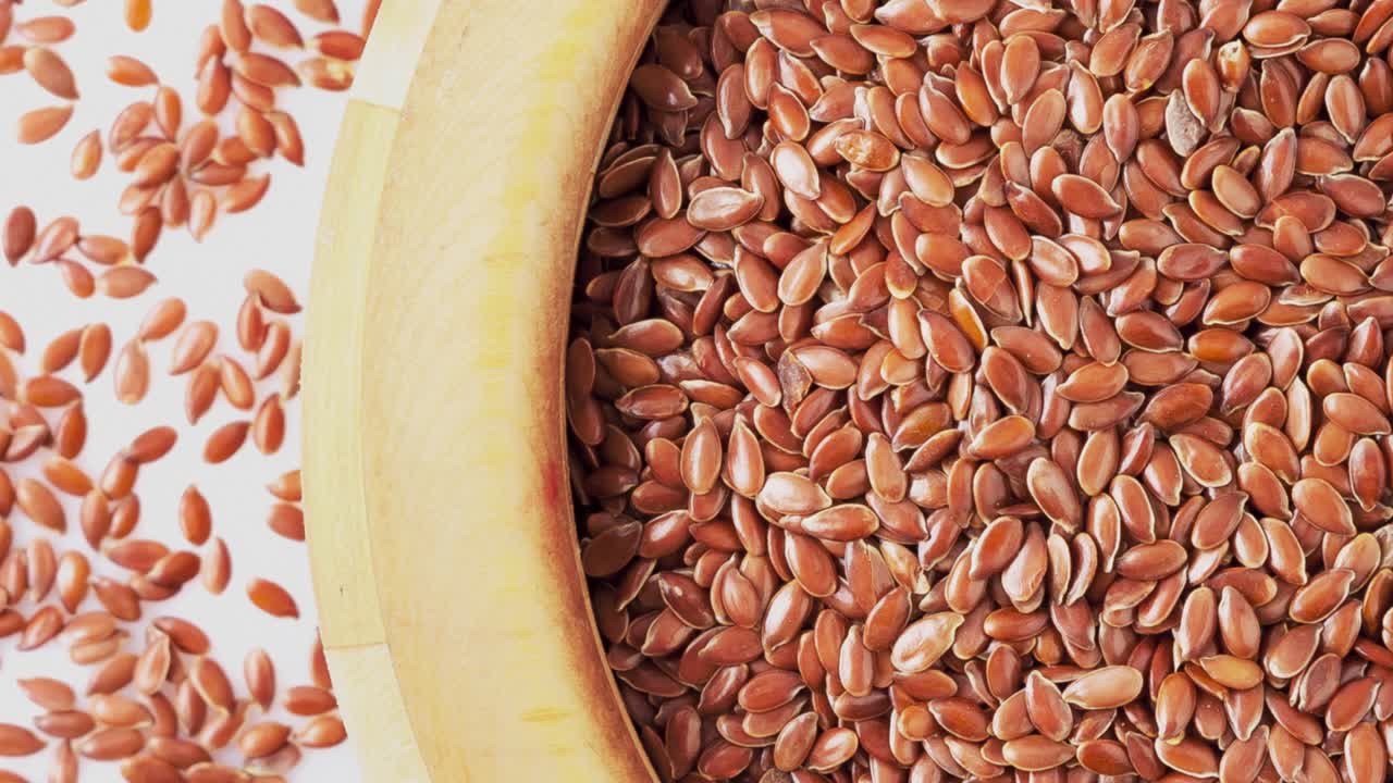 색 바탕에 린 씨을 가진 회전 목조 그.