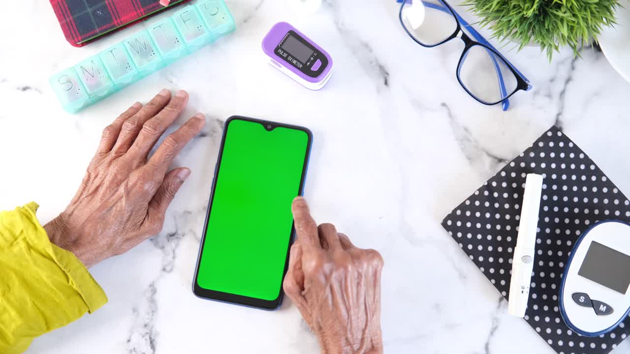 anciano que utiliza un teléfono inteligente para el seguimiento de la salud