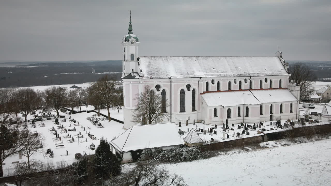 4K lähestyvä drone liukuu kohti lumista kirkkoa, jonka etualalla on tie. Tasainen eteenpäin suuntautuva liike luo mukaansatempaavan talvisen lähestymisen – ihanteellinen promoihin, dokumentteihin ja matkailun visuaalisiin tehosteisiin.