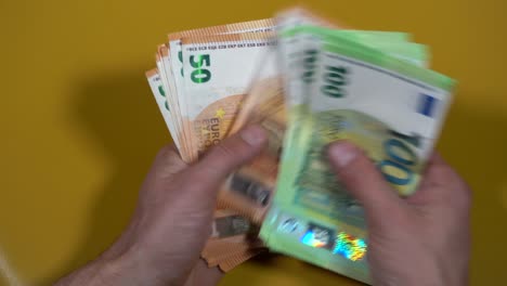 dinero colgado para secarse con una pinza para la ropa - dinero en euros billetes después de la lavadora - efectivo ilegal 50, 100 € y lavado de dinero de la mafia - aumento del costo de la vida, la energía y el gas