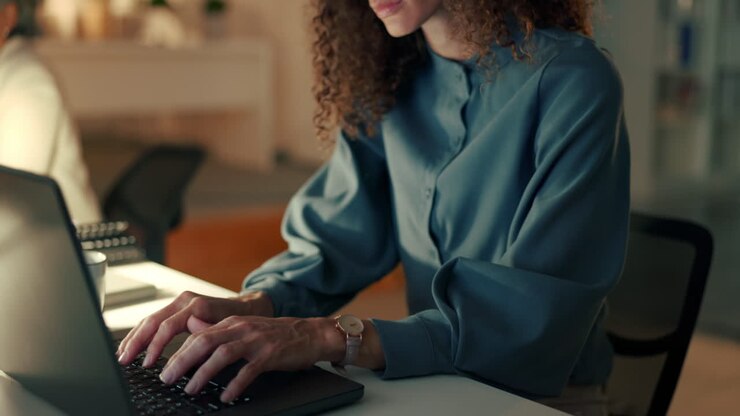 Fokus, forretningskvinde og bærbar computer på kontoret