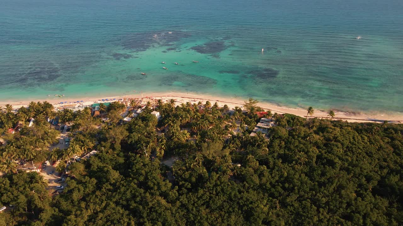 vista panorámica aérea de playa paraíso en tulum, méxico