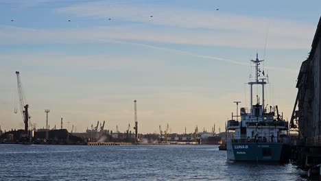 vista de los astilleros y el puerto de gdansk, polonia