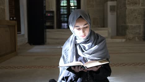 Frau-Liest-Den-Koran-In-Der-Moschee