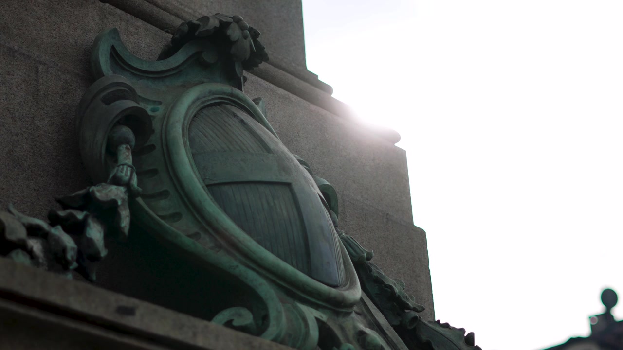 Primo piano di una ghirlanda di bronzo al monumento a Vittorio Emanuele I. Panoramica circolare, messa a fuoco a rack