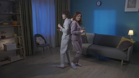 pareja bailando en pijama por la noche
