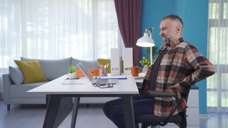 el hombre con hernia de disco está sufriendo, sufriendo.