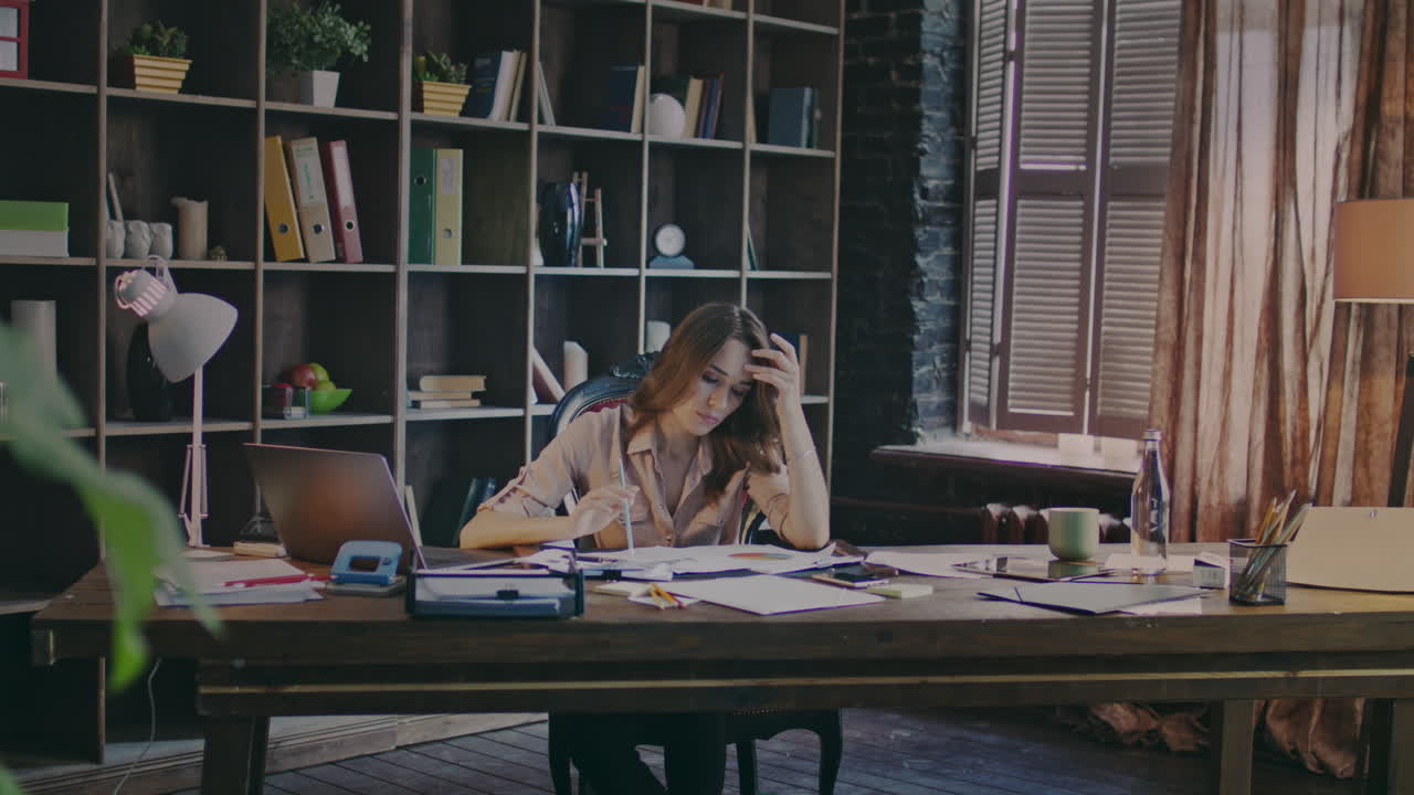 서류 작업에 초점을 맞춘 성공적인 사업가. 사업가 계약서를 읽는