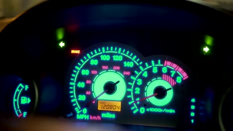 tablero de instrumentos en el coche con luces