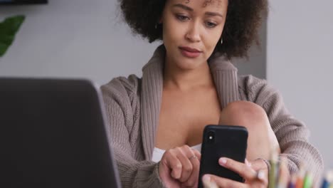 mujer trabajando en una computadora portátil y usando teléfono móvil