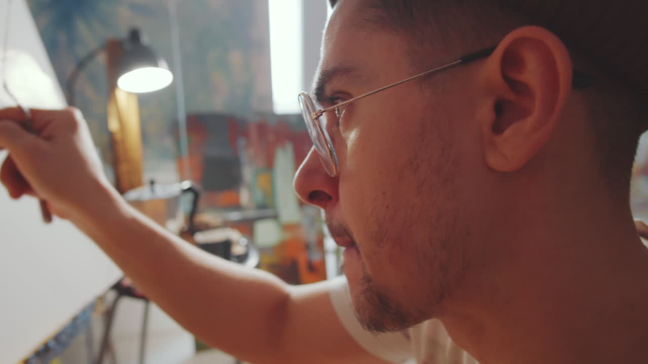 筆でキャンバスに絵を描くプロのアーティスト