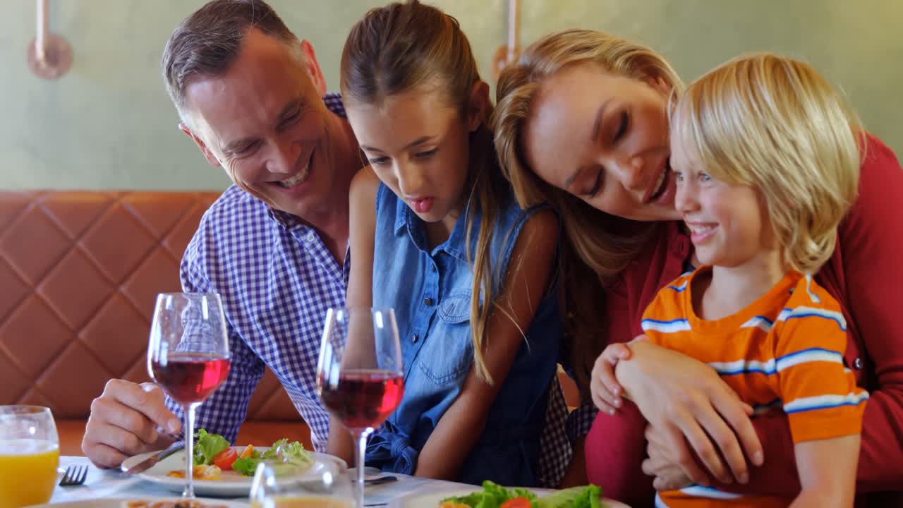 음식 4k를 먹는 동안 서로 상호 작용하는 가족