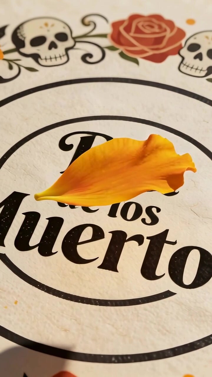 Video verticale: petalo di calendula arancione che scivola su un altare del Dia de los Muertos mentre passa un'ombra
