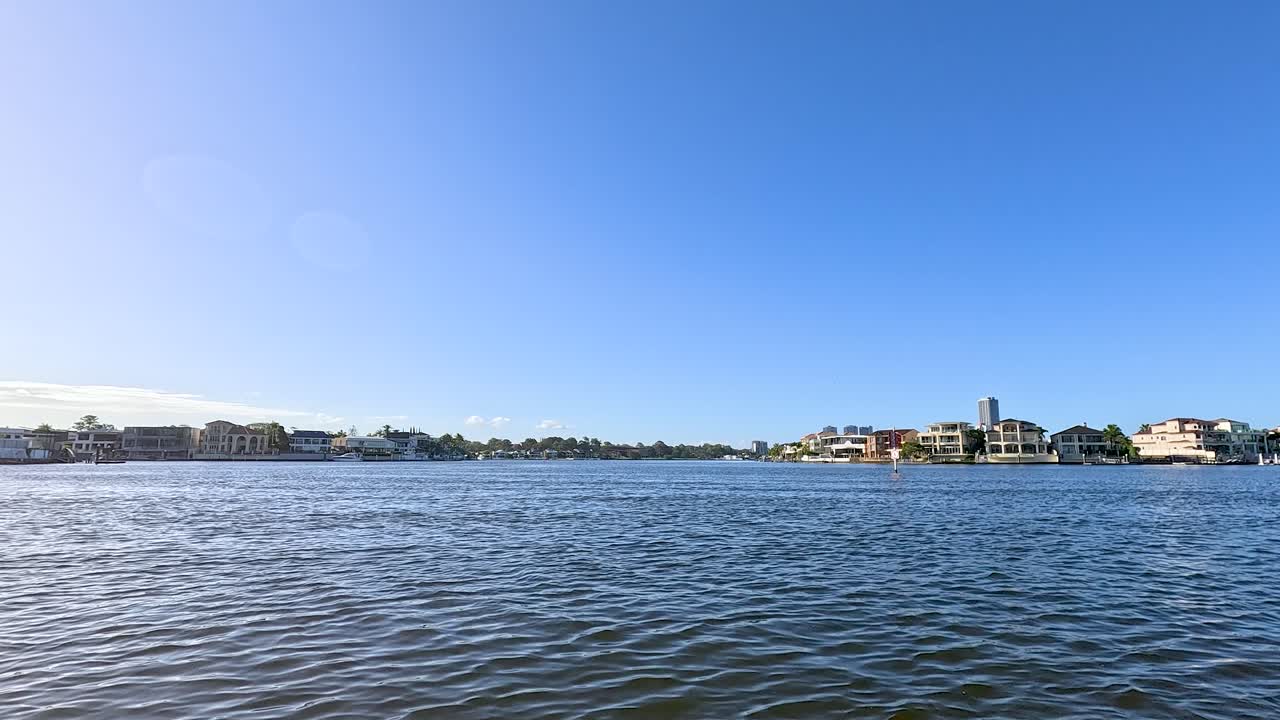 골드 코스트 운하를 가로질러 경치 좋은 보트 타기