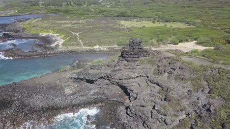 Vista-Aérea-De-La-Silla-De-Pele-Con-Vista-Al-Mar-Desde-Un-Acantilado-En-Oahu-1