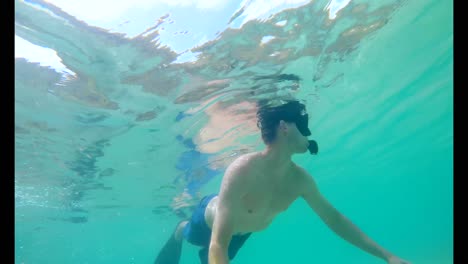 Couple-snorkeling-underwater-in-turquoise-sea-4k