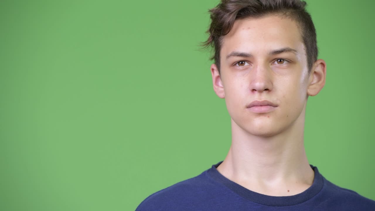 젊은 잘생긴 십대 소년 생각