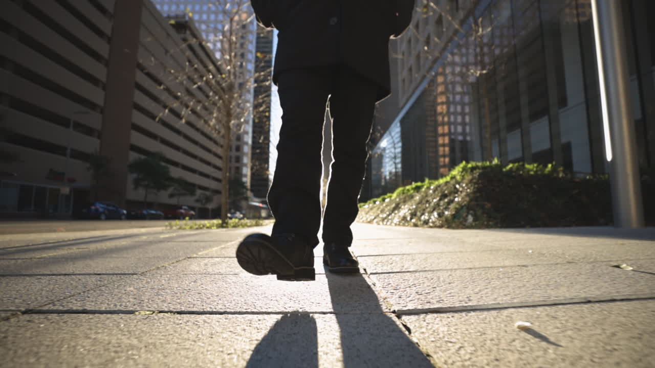 persona que camina por la ciudad