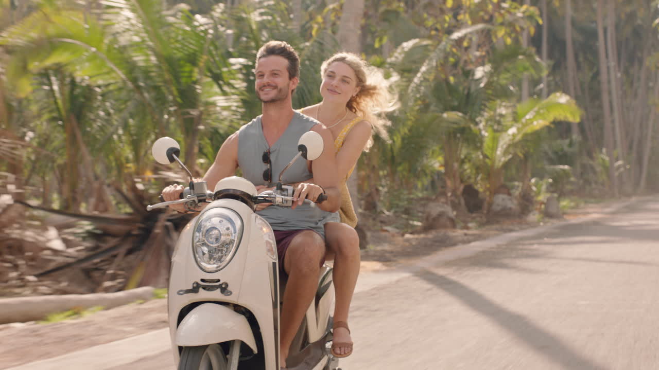 pareja romántica montando un scooter en una isla tropical divirtiéndose montando en motocicleta explorando un hermoso destino de viaje disfrutando de las vacaciones
